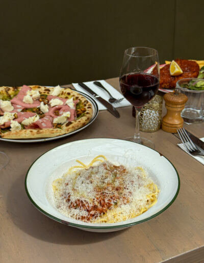 SPAGHETTI BOLOGNESE 27 slow cooked ragu, tomatoes, herbs, parmesan